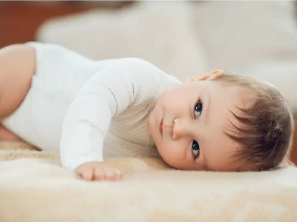 Baby van zes maanden rolt zelfstandig naar de buik tijdens het slapen