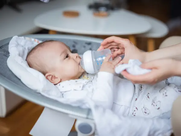 Baby ligt in een wipstoel
