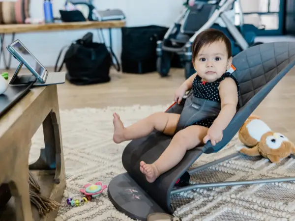 Baby zit op de beste wipstoel