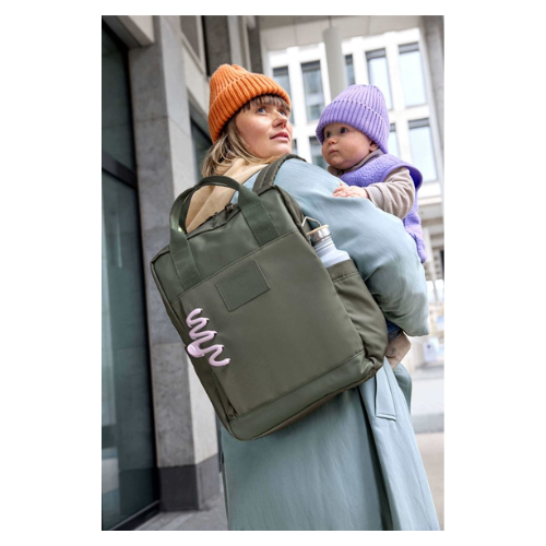 Moeder draagt de Lässig Luiertas