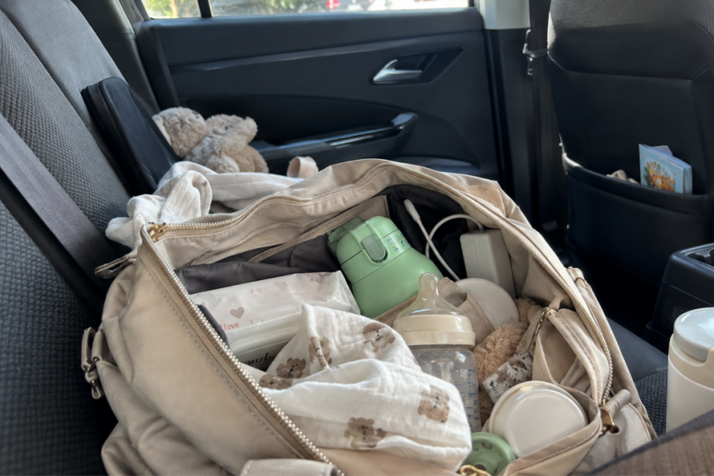 Draagbare flessenwarmer in luiertas voor onderweg