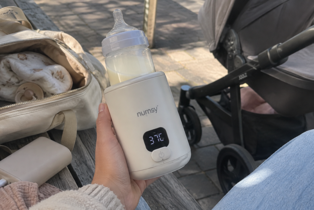 Draadloze flessenwarmer met babyfles onderweg zonder stopcontact